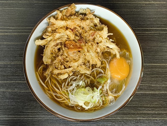 『文殊』の「かき揚げそば」でランチだ。途中で生たまごを崩し、かき揚げの衣と黄身が混じり合う色の対比を愛でる。 さらに、そのたまごを纏った蕎麦を手繰ると、あたしの大好きな蕎麦の味だ！うまいのだよ（笑）（文殊浅草店：浅草一丁目：浅草地下街）