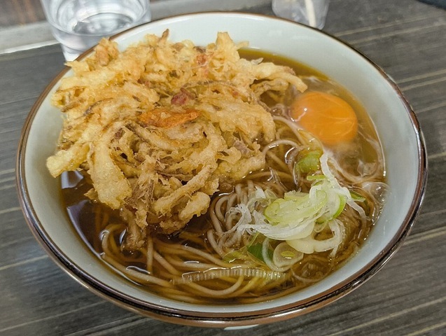 かき揚げそばと生たまご