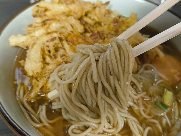 かき揚げの油が回らないうちに、急いで蕎麦を手繰ってやる