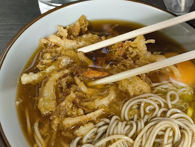 かき揚げを汁の底へと沈め、たっぷりと汁を吸わせてやる