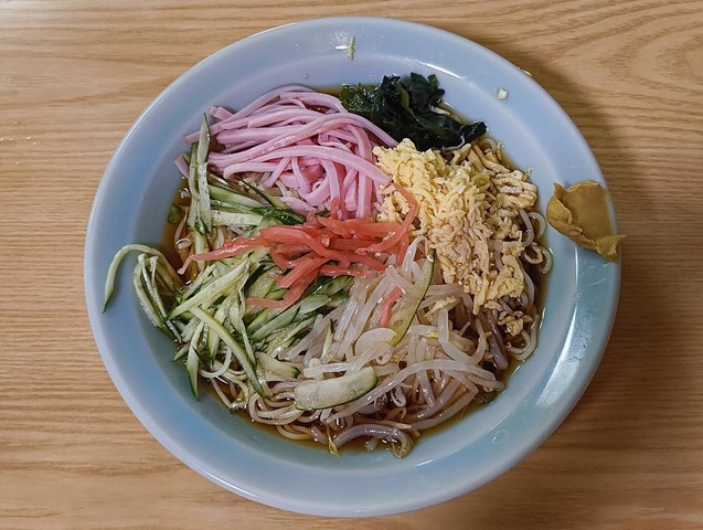 「山口家」の「冷し中華」でランチ。この雑多な街の「冷し中華」が醸し出す雰囲気と味はなんなのだ。おばちゃんのつくるこの「冷し中華」こそがあたしの夏なのだ！勿論、うまかったのだよ（笑）。（山口家本店：千束通り商店街：浅草五丁目）
