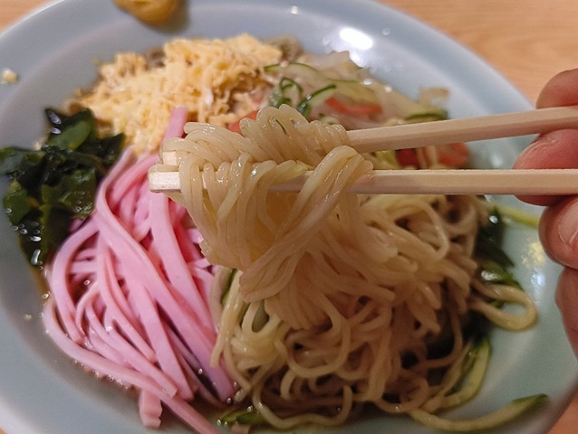 先ずは中華麺を食べる