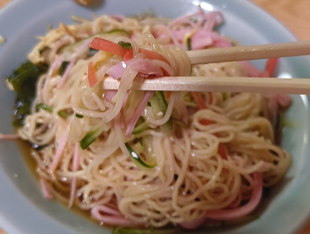 混ぜ合わせた混沌の中から中華麺を手繰ると色々なものがついてくる