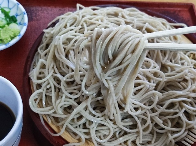 蕎麦を手繰る