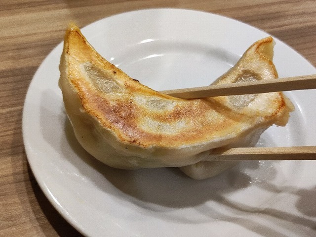 餃子を食べる