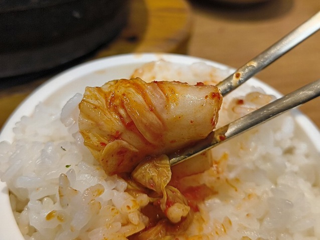 ご飯をキムチで巻いて食べる