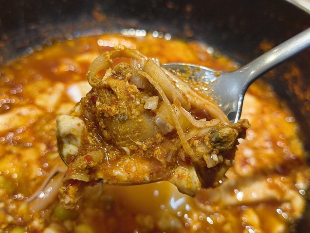海鮮を始めとする様々な具材を食べる