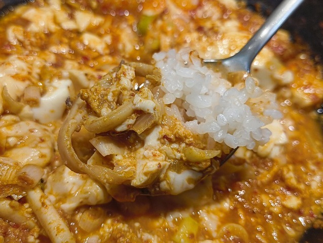 ご飯をスープに浸して食べる