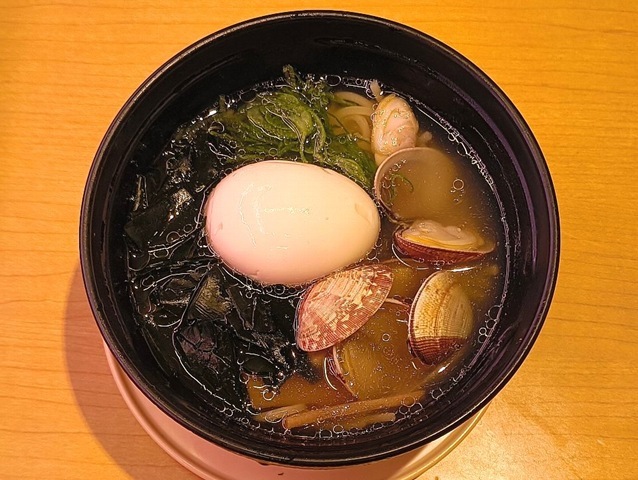「スシロー」で「スシロー 貝塩ラーメン煮玉子付」と「小粒納豆巻（ネギ抜き）」と「きゅうり巻」でランチ。「スシロー 貝塩ラーメン煮玉子付」だが「シナチク」と「わかめに」は「まぐり」が入ったシンプルな「ラーメン」に「煮玉子」が乗っている。うまかったのだよ（笑）。（スシロー 浅草吾妻橋店：墨田区吾妻橋１丁目）