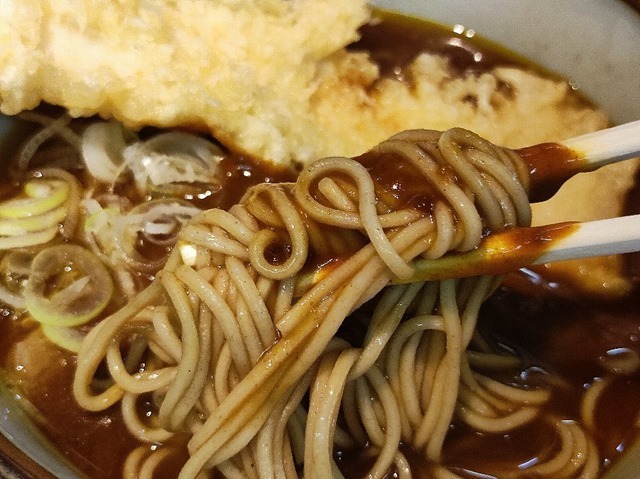 カレー蕎麦を手繰る