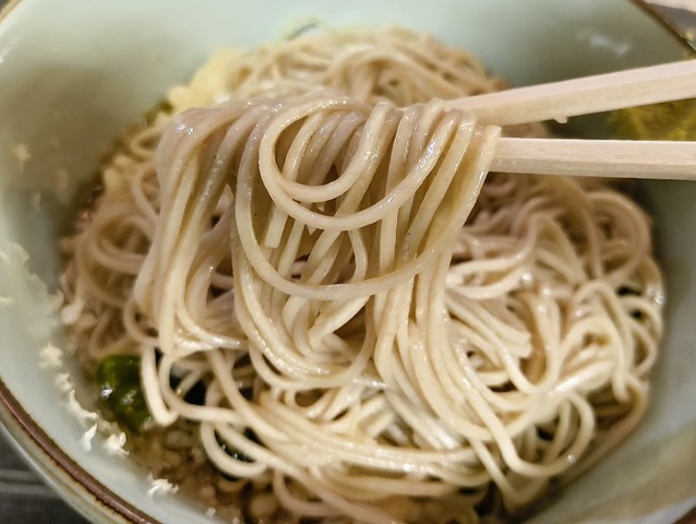 蕎麦を手繰る