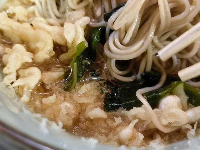 天かすが汁をすって膨らんでいくのだ