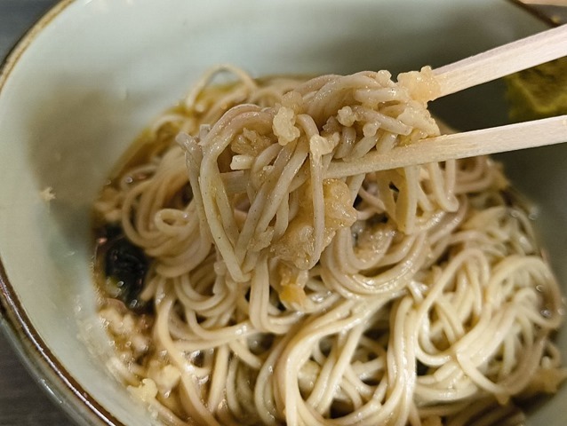 汁を吸った天かすと蕎麦を一緒に手繰る