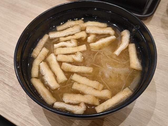 玉ねぎと油揚げの味噌汁