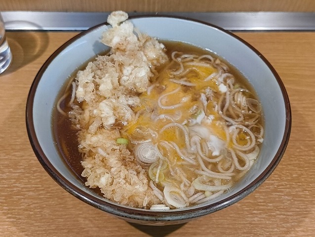 生たまごをイカ天の無い片側に広げればイカの白と黄身の黄が見事なコントラストを描き出す