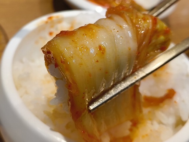 ご飯をキムチで巻いて食べる