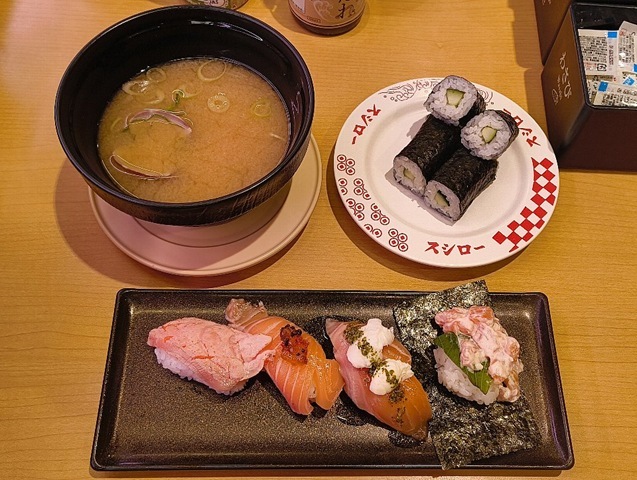 『スシロー 浅草吾妻橋店』で「生サーモン創作4種盛り」と「きゅうり巻」と「あさりの味噌汁」でランチ。「塩炙り」、「魚卵のせ」、「モッツァレラ バシル」そして「わさびマヨ和え包み 」だ。全部うまかったのだよ（笑）。（スシロー 浅草吾妻橋店：墨田区吾妻橋１丁目）
