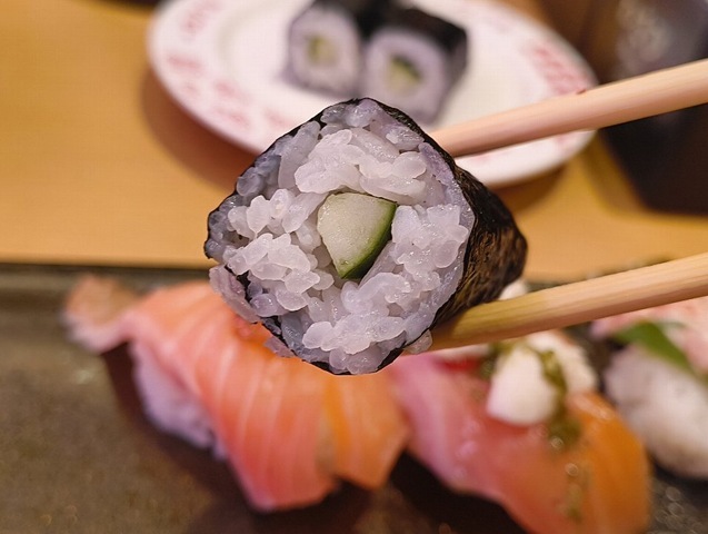 きゅうり巻きを食べる