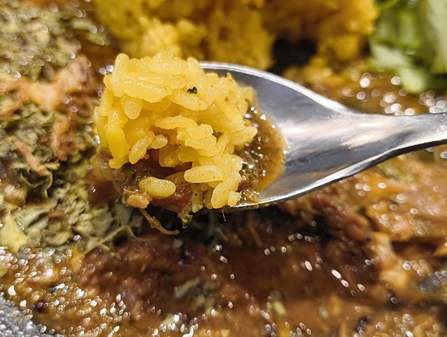 カレーを食べる