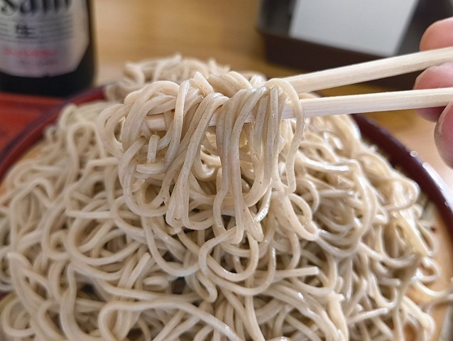 蕎麦を手繰る
