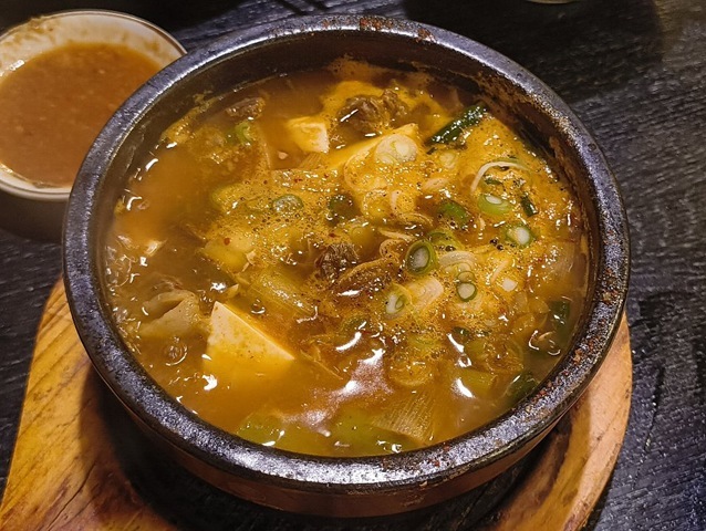 「なると」で「蒸し鶏」と「豚足」と「海鮮チヂミ」と「ケジャン」と「クリームチーズトッポギ」と「牛すじチゲ」を食べ「石焼きユッケビビンバ」で〆る。今日は家族3人で久しぶりの夕餉だ。勿論うまいのだよ（笑）。（なると：浅草四丁目）