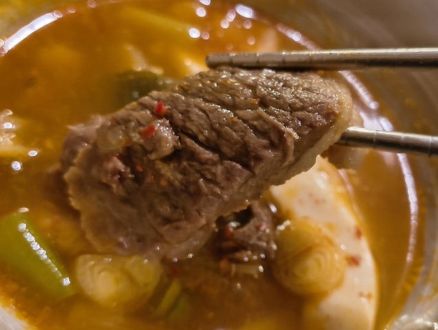 牛すじを頬張るのだ