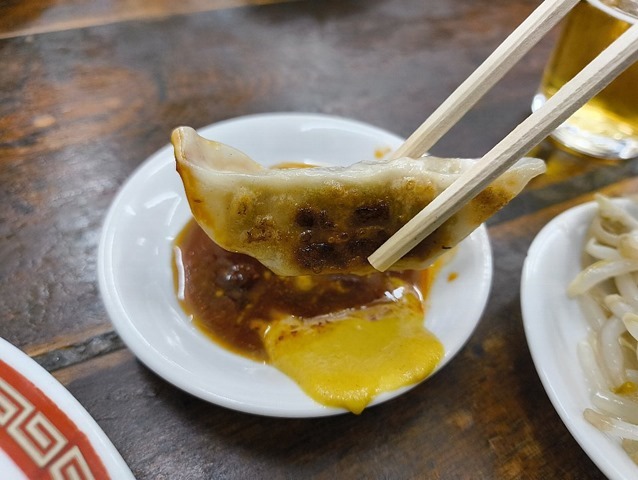 餃子をたべる