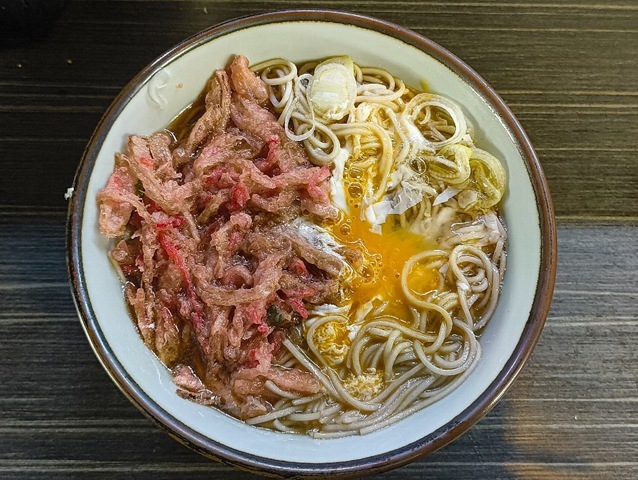 ふやけた紅ショウガ天と破壊された生たまごの対比が見事だ