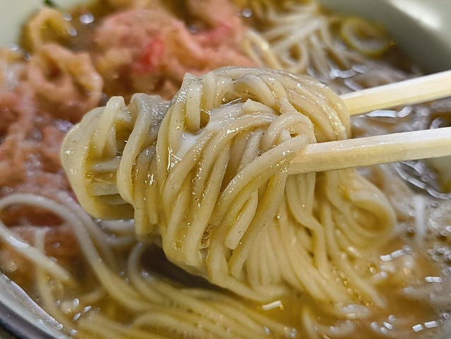 崩したたまごと蕎麦を一緒に手繰ってやる