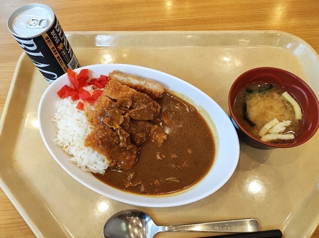 カツカレーと缶コーヒー