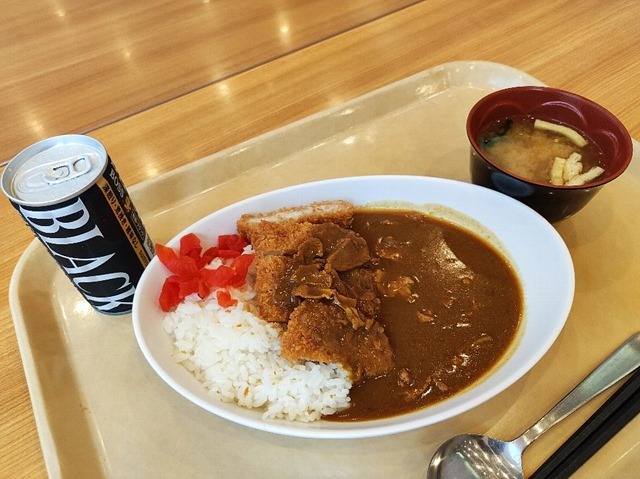 カツカレーと缶コーヒー