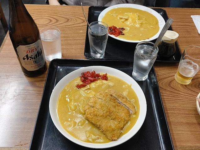 「東嶋屋」の世界一美味しい蕎麦屋の「カツカレー」（ご飯半分）と「ライスカレー」でランチ。この「カレー」を見る瞬間が大好きだ。真っ黄色な「カレー」だが、その黄色が鮮やかに皿全面を染めあげている。 そして紅く燃えるような「福神漬け」とのコントラスト。 この姿は何物にも勝るうまさのアイコンなのだよ（笑）（東嶋屋：竜泉一丁目）