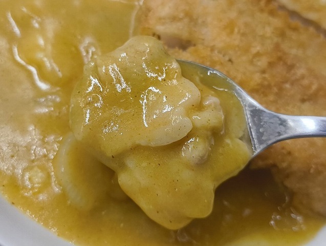 カレールーと豚肉を食べる