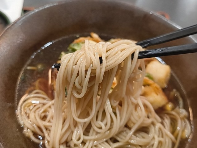 蕎麦を手繰る