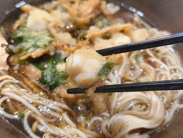 小柱を食べる