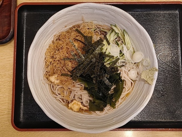 『琴富貴』で「冷したぬきそば」（大盛）でランチ。これは今年の猛暑に向けた予行演習なのだが、暑くなったら最後、『琴富貴』を「たぬき」の住み家にしようと考えているのだ（笑）。（琴富貴：墨田区吾妻橋1）