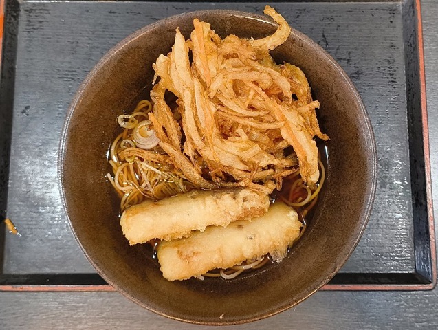 「ゆで太郎」で「野菜かきあげそば」をもらい、それから「無料クーポン券」で「太刀魚のちくわ天」をもらってみる。両方とも「蕎麦」の上に乗せてやったのだが、でも「蕎麦」に入れるとあっという間に「天ぷら」は溶け始めて忙しいのだよ。まあ、うまいからいいのだけれども（笑）。（ゆで太郎 もつ次郎本所吾妻橋店：墨田区吾妻橋3丁目）