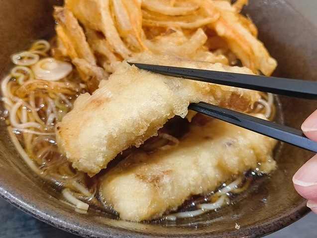 蕎麦を手繰る前に太刀魚のちくわ天を一つ食べる