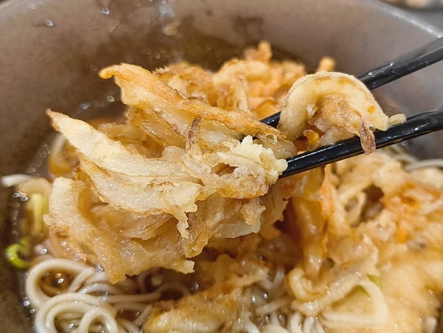 野菜かきあげを食べる