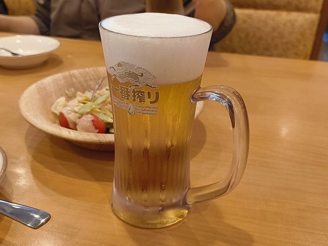 生ビールと小エビのサラダ