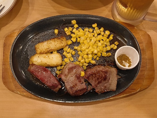 『サイゼリヤ ドン・キホーテ浅草店』で生ビールで「サイゼ呑み」。「アロスティチーニ（ラムの串焼き）」と「ラムのランプステーキ」でラム三昧。ラムを続けて食べて、あたしはすっかり「ラムチョップ」が食いたくなってしまった。うまかったのだよ（笑）。（サイゼリヤ ドン・キホーテ浅草店：浅草二丁目）