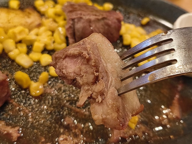 ラムのランプステーキを食べる