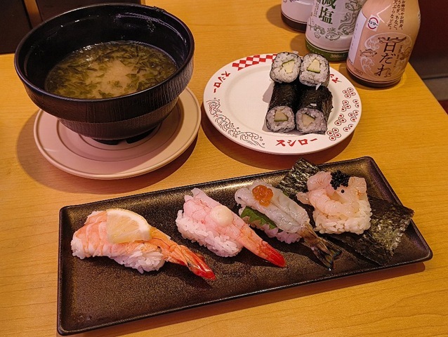 「スシロー」で「天然えびづくし4種盛り」と「きゅうり巻」と「あおさと海苔の味噌汁」でランチ。「ボイルえび レモンのせ」、「塩麹のせ 甘えび」、「生車えび いくらのせ」そして「あかすえび包み ランプフィッシュ キャビアのせ」が並んでいる。勿論、どれもがうまいのだよ（笑）。（スシロー 浅草吾妻橋店：墨田区吾妻橋１丁目）