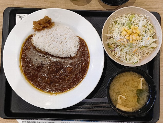 『松屋 本所吾妻橋店』で「創業ビーフカレー」（ライス小盛）と「生野菜」でランチ。ランチは殆どが外食なのだが、みそ汁と生野菜があることで、改めって『松屋』は凄いと唸るしかない。うまかったのだよ（笑）。（松屋 本所吾妻橋店：墨田区吾妻橋三）