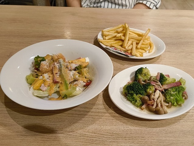 シーザーサラダとベーコンとブロッコリー～チキンブイヨン
