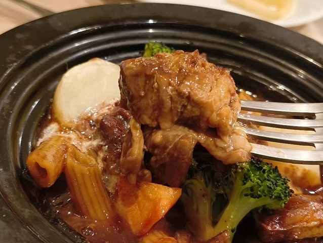 ビーフシチューを食べる