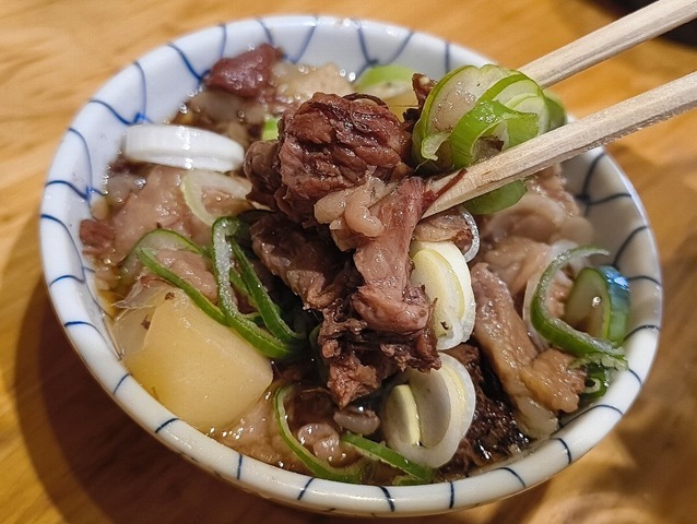 牛すじ煮込みを食べる