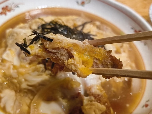 かつ煮を食べる