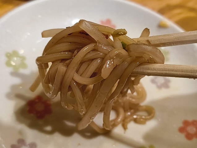 焼そばを食べる