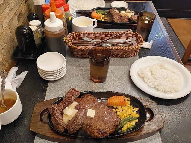 ハンバーグ＋ステーキセット（450g）とデンジャーステーキ（250g）